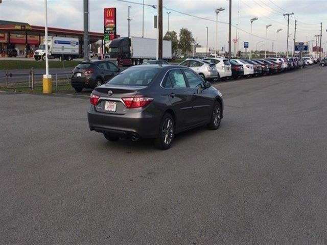 2017 Toyota Camry SE 4dr Sedan